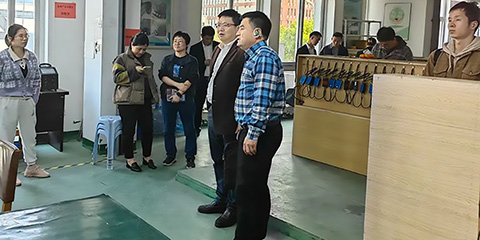 市經(jīng)信局副局長(zhǎng)楊雄文帶隊(duì)，蒼南縣經(jīng)信局趙局、壽局陪同來(lái)公司調(diào)研的圖片