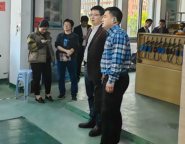 市經(jīng)信局副局長楊雄文帶隊，蒼南縣經(jīng)信局趙局、壽局陪同來公司調(diào)研的新聞圖片